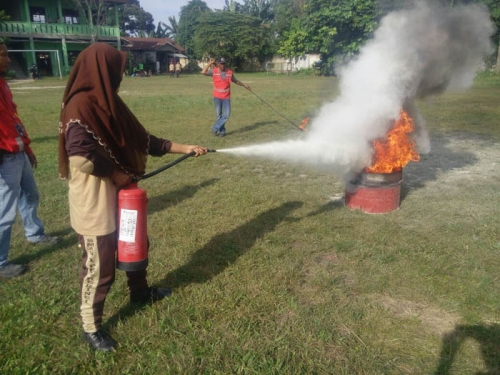 Antusias, Siswa SMAN 1 Pangkalan Kerinci Belajar Padamkan Api